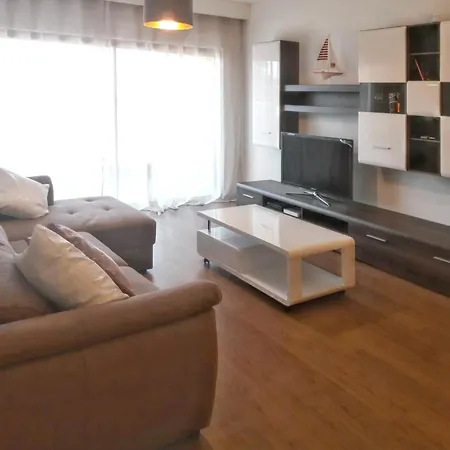 Contemporary In With Shared Pool Apartment *