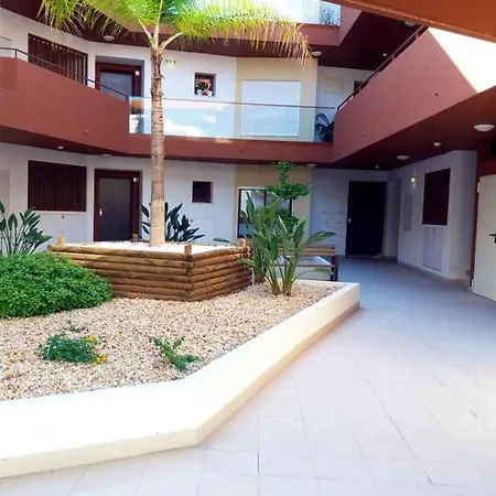 Contemporary In With Shared Pool Apartamento