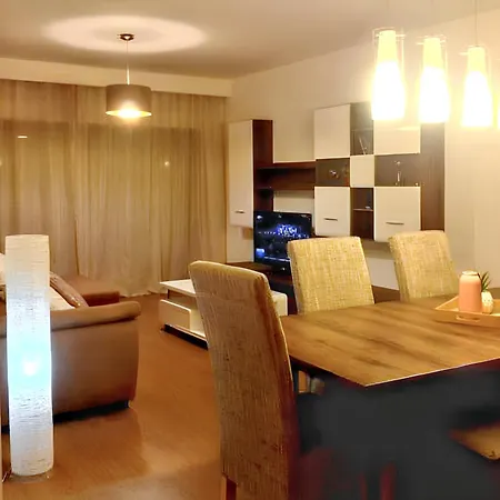 Contemporary In With Shared Pool Apartamento