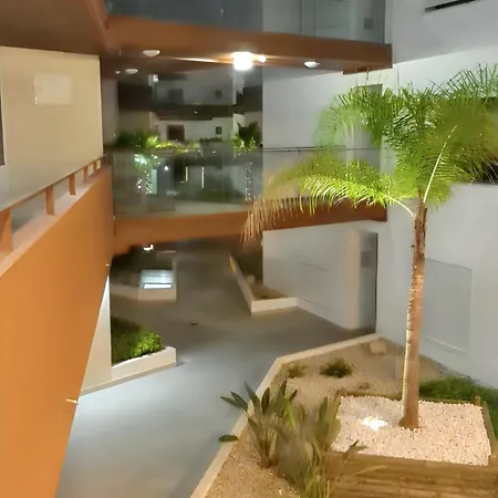 Apartamento Contemporary In With Shared Pool