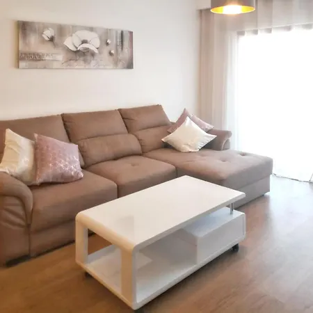 Contemporary In With Shared Pool Apartamento